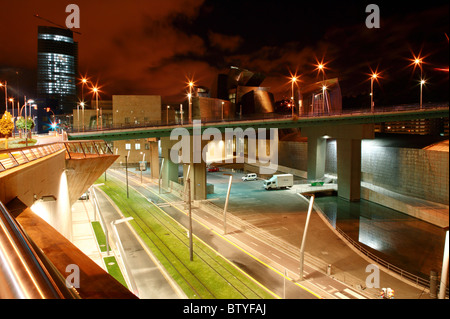 Nachtansicht der Zeit das Guggenheim-Museum und seine Umgebung, Bilbao, Spanien Stockfoto