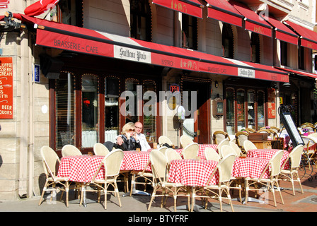 ISTANBUL, TÜRKEI. Die Terrasse des Sultan Pub auf der Divan Yolu in Sultanahmet-Viertel. Stockfoto
