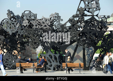 ISTANBUL, TÜRKEI. "Morning Line", eine moderne Skulptur von Matthew Ritchie, im Stadtteil Eminönü. 2010. Stockfoto