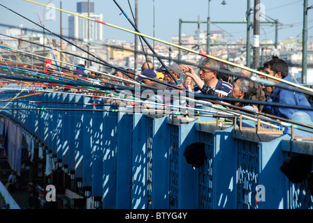 ISTANBUL, TÜRKEI. Männer Angeln von der Galata-Brücke über das Goldene Horn. 2010. Stockfoto