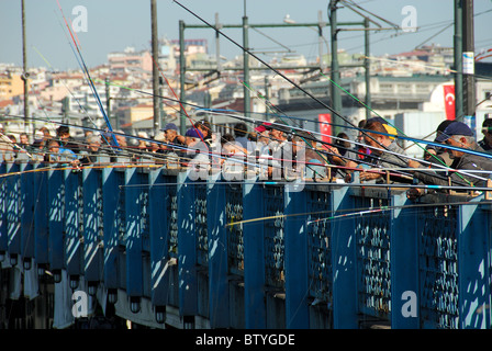 ISTANBUL, TÜRKEI. Männer Angeln von der Galata-Brücke über das Goldene Horn. 2010. Stockfoto