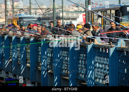 ISTANBUL, TÜRKEI. Männer Angeln von der Galata-Brücke über das Goldene Horn. 2010. Stockfoto