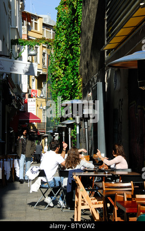 ISTANBUL, TÜRKEI. Sofyali Sokagi off ein beliebtes Essen und trinken vor Ort von Tunel Istiklal Caddesi im Stadtteil Beyoglu. 2010. Stockfoto