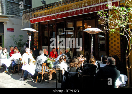 ISTANBUL, TÜRKEI. Sofyali 9, eine beliebte Meyhane auf Sofyali Sokagi aus Istiklal Caddesi im Stadtteil Beyoglu. 2010. Stockfoto