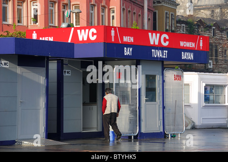 ISTANBUL, TÜRKEI. Eine moderne öffentliche Toilette in Eminönü Bezirk. 2010. Stockfoto