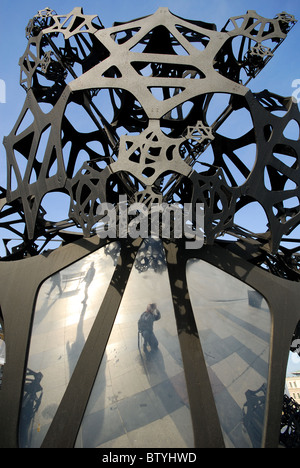 ISTANBUL, TÜRKEI. "Morning Line", eine zeitgenössische Skulptur von Matthew Ritchie in Eminönü. 2010. Stockfoto