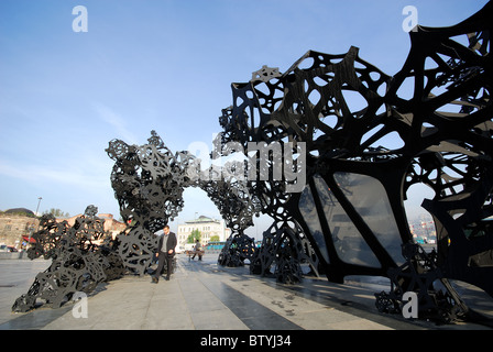 ISTANBUL, TÜRKEI. "Morning Line", eine zeitgenössische Skulptur von Matthew Ritchie in Eminönü. 2010. Stockfoto