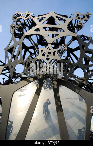 ISTANBUL, TÜRKEI. "Morning Line", eine zeitgenössische Skulptur von Matthew Ritchie in Eminönü. 2010. Stockfoto