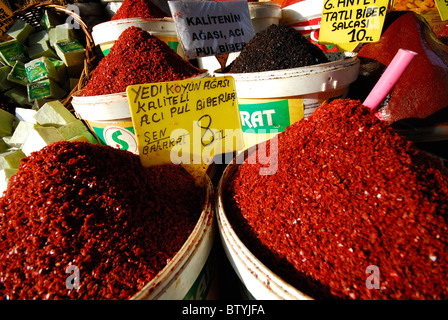 ISTANBUL, TÜRKEI. Chiliflocken (Pul Biber) auf dem ägyptischen Basar, auch genannt der Gewürz-Basar in Eminönü Bezirk. 2010. Stockfoto