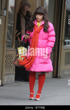 America Ferrera und Darsteller am Set von UGLY BETTY Stockfoto