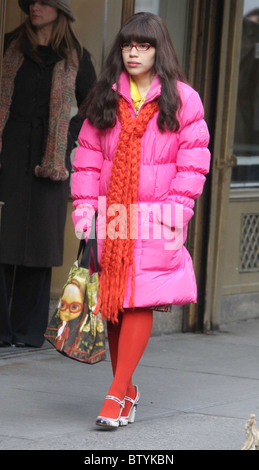 America Ferrera und Darsteller am Set von UGLY BETTY Stockfoto