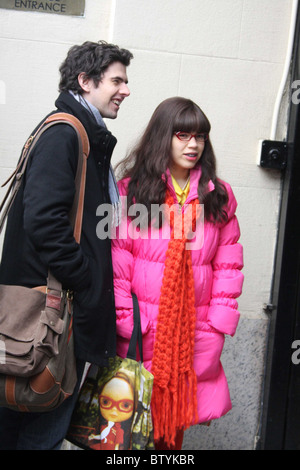 America Ferrera und Darsteller am Set von UGLY BETTY Stockfoto