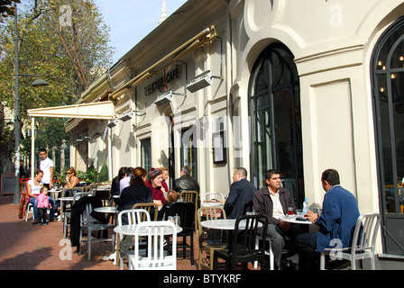 ISTANBUL, TÜRKEI. Menschen Essen und trinken auf der Terrasse des Cafe Haus im gehobenen Stadtteil Nisantasi. 2010. Stockfoto