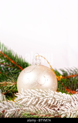 Weihnachten Dekoration, silberne Weihnachtskugel auf Fichte Zweig. Stockfoto
