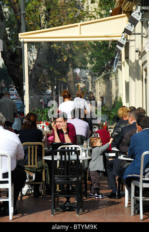 ISTANBUL, TÜRKEI. Menschen Essen und trinken auf der Terrasse des Cafe Haus im gehobenen Stadtteil Nisantasi. Stockfoto