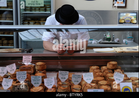 Metzger in Borough Markt mit Telefon I Stockfoto