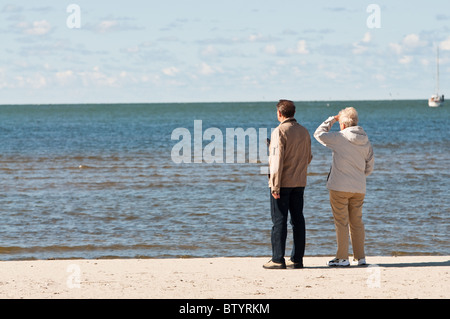 älteres Ehepaar am Strand mit Blick auf das Meer Stockfoto