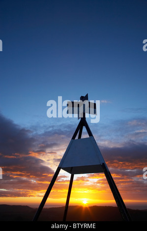 Sonnenaufgang über dem Trig auf Te Mata Peak, Hawkes Bay, North Island, Neuseeland Stockfoto