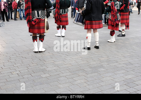 Scottish Pipe Band im traditionellen Tartan Kleid in einer Innenstadt durchführen. Stockfoto