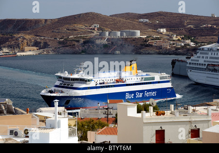 Ansicht der Blue Star Fähre Liegeplätze im Hafen von Ermoupolis, auf den griechischen Kykladen Insel Syros. Stockfoto