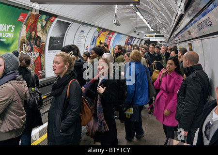 Rush Hour - Victoria Line Plattform - U-Bahn-Station Oxford Circus - London Abend Stockfoto