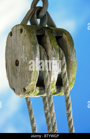 Riemenscheibe aus Holz und Seil an einem alten Fischerboot im Hafen von Gloucester, MA Stockfoto