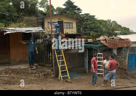 Wiederherstellung der Strom nach Überschwemmungen und Erdrutsche Escazu Costa Rica Stockfoto