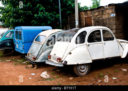 Citroen 2CV Altautos in Ouagadougou. Stockfoto