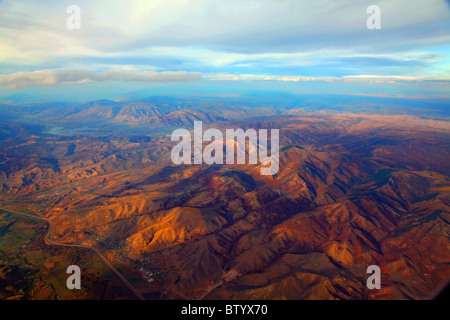 Osten fliegen am späten Nachmittag von Salt Lake City, Passagiere werden behandelt, um eine erstaunlich bunte Ansicht des Wasatch-Gebirges Stockfoto