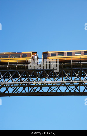 Taieri Gorge Zug auf Wingatui-Viadukt, in der Nähe von Dunedin, Otago, Südinsel, Neuseeland Stockfoto