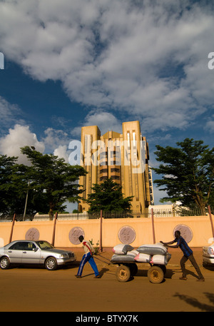 Die Zentralbank von Burkina Faso in der Innenstadt von Ouagadougou. Stockfoto