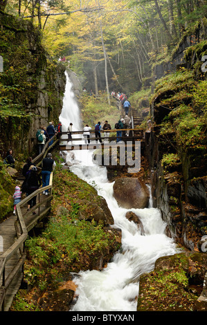 Touristen zu Fuß durch die Klamm Klamm in Franconia Notch State Park in Grafton County, New Hampshire Stockfoto