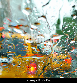 Verschwommenes Bild gelb NYC Taxis durch Regen Fenster. Stockfoto