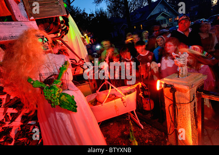 Kinder betrachten dekoriert Skelett Braut im Haus für Halloween auf Hillcrest Avenue in Louisville, Kentucky Stockfoto