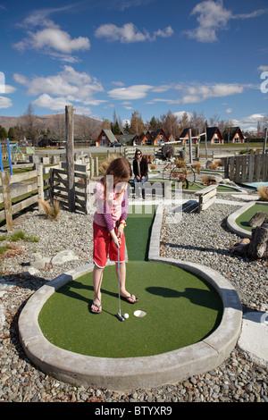 Junge Mädchen spielen Minigolf, Twizel, Mackenzie Country, Canterbury, Südinsel, Neuseeland Stockfoto