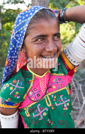 Indianerin in traditioneller Kleidung und Arm-Armbänder, Kutch Region, Bundesstaat Gujarat, Indien Stockfoto