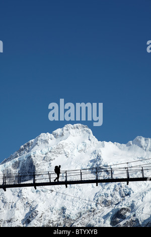 Wanderer auf Hooker River Footbridge & Mt Sefton, Aoraki / Mt Cook National Park, Canterbury, Südinsel, Neuseeland Stockfoto