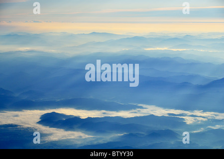 Sonnenstrahlen brechen durch die Atmosphäre an einem frühen Morgen über West-Japan, Präfektur Yamaguchi, Japan JP Stockfoto