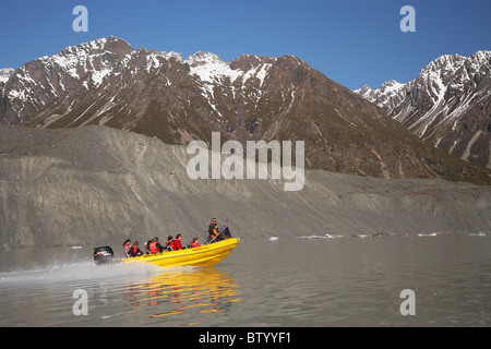 Touristen auf Glacier Explorers Boot, Terminal Gletschersee Tasman Aoraki / Mt Cook National Park, Canterbury, Neuseeland Stockfoto