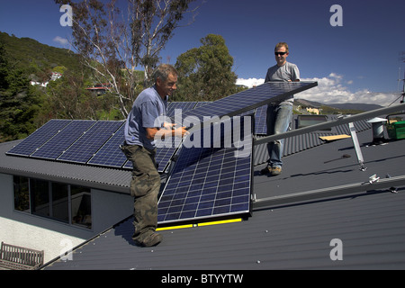 Photovoltaik-Solarzellen ausgestattet von Handwerkern zu einem Haus in Nelson, die Stadt mit der höchsten Sonnenstunden Neuseelands Stockfoto