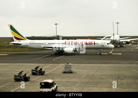 Ein Träger der Ethiopian Airlines am Bole international Airport. Stockfoto