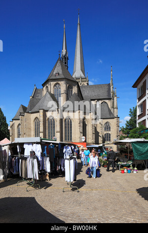 Wochenmarkt Auf Dem Grossen Markt Vor Dem Willibrordi-Dom in Wesel, Niederrhein, Nordrhein-Westfalen Stockfoto