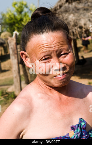 Lanten Yao Frauen zupfen ihre Augenbrauen Haare. Stockfoto