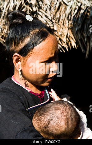 Lanten Yao Frauen zupfen ihre Augenbrauen Haare. Stockfoto