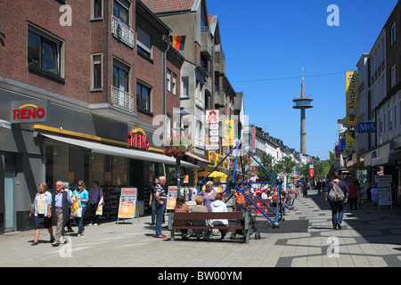 Fussgaengerzone Brueckstrasse Und Fernmeldeturm Langer Heinrich in Wesel, Niederrhein, Nordrhein-Westfalen Stockfoto