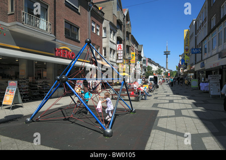 Fussgaengerzone Brueckstrasse Und Fernmeldeturm Langer Heinrich in Wesel, Niederrhein, Nordrhein-Westfalen Stockfoto