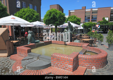 Marktbrunnen Mit Brunnenfiguren Bienenkoenig Und Langer Heinrich Auf Dem Kornmarkt in Wesel, Niederrhein, Nordrhein-Westfalen Stockfoto