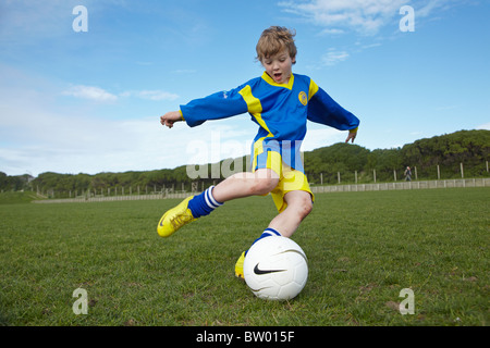 Jungen Fußball kicken Stockfoto