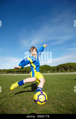 Jungen Fußball kicken Stockfoto