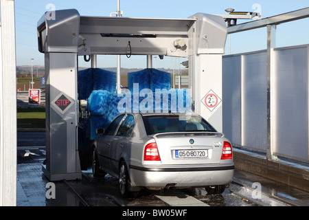 Auto-Waschanlagen, apfelgrün, Irlands erste Autobahnraststätte M1 Stockfoto